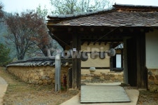 담장, 돌기와집, 소쿠리, 채반, 고향집, 사진,이미지,일러스트,캘리그라피 - 때까치작가 크라우드픽 - 저작권 걱정 없는 상업용 이미지