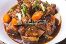 음식, 돼지갈비찜, 갈비찜, 돼지고기, 돼지고기조림, 사진,이미지,일러스트,캘리그라피 - 베키v작가 크라우드픽 - 저작권 걱정 없는 상업용 이미지