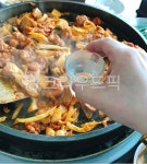 술잔, 소주, 술, 잔, 닭갈비, 사진,이미지,일러스트,캘리그라피 - 먹방작가 크라우드픽 - 저작권 걱정 없는 상업용 이미지
