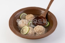 냉면, 물냉면, 동치미, 얼음, 시원한, 사진,이미지,일러스트,캘리그라피 - 메라키스튜디오작가 크라우드픽 - 저작권 걱정 없는 상업용 이미지