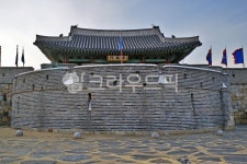 창룡문, 옹성, 동문, 화성, 수원화성, 사진,이미지,일러스트,캘리그라피 - Deep bLUE작가 크라우드픽 - 저작권 걱정 없는 상업용 이미지