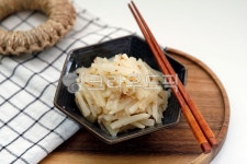 무나물볶음, 무나물, 한식, 반찬, koreafood, 사진,이미지,일러스트,캘리그라피 - 사탕세알작가 크라우드픽 - 저작권 걱정 없는 상업용 이미지