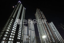 아파트, 빌딩, 고층빌딩, 고층아파트, 불빛, 사진,이미지,일러스트,캘리그라피 - 프리이미지작가 크라우드픽 - 저작권 걱정 없는 상업용 이미지