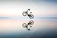 바다, 새벽바다, 자전거, 일출, 공중부양, 사진,이미지,일러스트,캘리그라피 - 탁오대작가 크라우드픽 - 저작권 걱정 없는 상업용 이미지