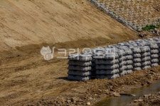 옹벽, 벽, 공사, 공사자재, 공사현장, 사진,이미지,일러스트,캘리그라피 - studio H작가 크라우드픽 - 저작권 걱정 없는 상업용 이미지