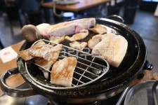 항정살, 삼겹살, 새송이, 돌판, 돌판구이, 사진,이미지,일러스트,캘리그라피 - NULDO AND JJ작가 크라우드픽 - 저작권 걱정 없는 상업용 이미지