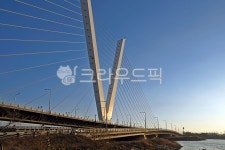 인천대교 송도방향 STA. 2+700 | 송도바이오대교, 인천, 교량, 송도, 송도신도시, 사진,이미지,일러스트,캘리그라피 - Deep bLUE작가 크라우드픽 - 저작권 걱정 없는 상업용 이미지