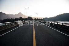 길, 도로, 새벽길, 용담호길, 한가운데, 사진,이미지,일러스트,캘리그라피 - kmk0505작가 크라우드픽 - 저작권 걱정 없는 상업용 이미지