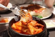 돈까스, 매운돈까스, 뚝배기, 식사, food, 사진,이미지,일러스트,캘리그라피 - 나디아작가 크라우드픽 - 저작권 걱정 없는 상업용 이미지
