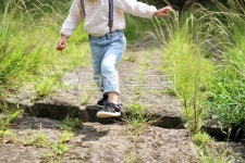 건너기, 개울, 멜빵바지, 블라우스, 가을, 사진,이미지,일러스트,캘리그라피 - latespring작가 크라우드픽 - 저작권 걱정 없는 상업용 이미지