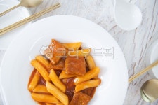 떡볶이, 오뎅, 접시, 플레이팅, 매운, 사진,이미지,일러스트,캘리그라피 - 메라키스튜디오작가 크라우드픽 - 저작권 걱정 없는 상업용 이미지