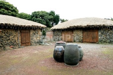 초가집, 전통집, 장독, thatchedroofhouses, 제주도민속촌, 사진,이미지,일러스트,캘리그라피 - 그니지니작가 크라우드픽 - 저작권 걱정 없는... 
