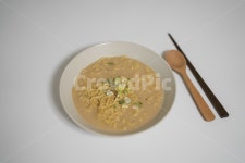 라면, 플레이팅, 젓가락, 수저, 나무, 사진,이미지,일러스트,캘리그라피 - LifeStudio작가 크라우드픽 - 저작권 걱정 없는 상업용 이미지