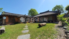 촌집, 잔디마당, 주택, 옛날주택, 기와집, 사진,이미지,일러스트,캘리그라피 - 누리윤작가 크라우드픽 - 저작권 걱정 없는 상업용 이미지