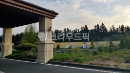 나무, 옥외, 입구, 건물입구, 건물, 사진,이미지,일러스트,캘리그라피 - 걷보담작가 크라우드픽 - 저작권 걱정 없는 상업용 이미지