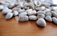 pebble, 조약돌, 흰조약돌, 목재테이블, 장식돌, 사진,이미지,일러스트,캘리그라피 - LalaJean작가 크라우드픽 - 저작권 걱정 없는 상업용... 