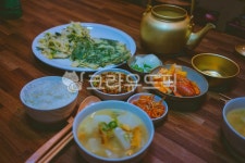 한국음식, 해장, 술안주, 술차림, 막걸리안주, 사진,이미지,일러스트,캘리그라피 - 렛뎀LetThem작가 크라우드픽 - 저작권 걱정 없는 상업용 이미지