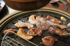 삼겹살, 구운고기, 불판, 돼지고기, 소고기, 사진,이미지,일러스트,캘리그라피 - NULDO AND JJ작가 크라우드픽 - 저작권 걱정 없는 상업용 이미지