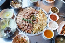 흑돼지, 삼겹살, 돼지고기, 고기, 오리고기, 사진,이미지,일러스트,캘리그라피 - llfamous작가 크라우드픽 - 저작권 걱정 없는 상업용 이미지