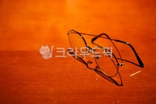 안경, 얇은, 테, 안경테, 나무, 사진,이미지,일러스트,캘리그라피 - 횽횽작가 크라우드픽 - 저작권 걱정 없는 상업용 이미지