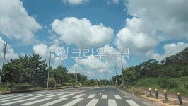 횡단보도, 건널목, 하늘, 구름, 청명한, 사진,이미지,일러스트,캘리그라피 - JackyPhoto작가 크라우드픽 - 저작권 걱정 없는 상업용 이미지