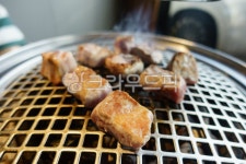 돼지고기, 삼겹살, 목살, 숯불고기, 숯불목살, 사진,이미지,일러스트,캘리그라피 - 미대형작가 크라우드픽 - 저작권 걱정 없는 상업용 이미지
