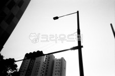 신호등, 하늘, 아파트, 빛, 흑백, 사진,이미지,일러스트,캘리그라피 - Npoke0415작가 크라우드픽 - 저작권 걱정 없는 상업용 이미지