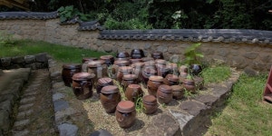 장독대, 항아리, 토석담장, 한식기와, 한국전통, 사진,이미지,일러스트,캘리그라피 - 때까치작가 크라우드픽 - 저작권 걱정 없는 상업용 이미지