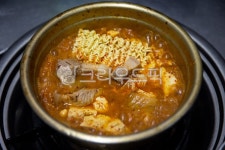 양푼, 돼지고기김치찌게, alargebrassbowl, radishpickles, fishcake, 사진,이미지,일러스트,캘리그라피 - 우리들작가 크라우드픽... 