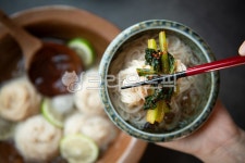 냉면, 물냉면, 동치미, 얼음, 시원한, 사진,이미지,일러스트,캘리그라피 - 메라키스튜디오작가 크라우드픽 - 저작권 걱정 없는 상업용 이미지