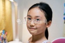 glasses, 안경, 여자, 아이, 얼굴, 사진,이미지,일러스트,캘리그라피 - neon0083작가 크라우드픽 - 저작권 걱정 없는 상업용 이미지