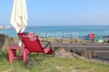 여름, 의자, 해변, 바다, 휴양, 사진,이미지,일러스트,캘리그라피 - SuperbPixel작가 크라우드픽 - 저작권 걱정 없는 상업용 이미지