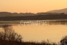 남한강, 강가, 저녁노을, 겨울노을, 역광, 사진,이미지,일러스트,캘리그라피 - Nwiz9714작가 크라우드픽 - 저작권 걱정 없는 상업용 이미지