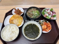 백반, 집밥, 한식, 미역국, 구내식당, 사진,이미지,일러스트,캘리그라피 - 솜사탕구름작가 크라우드픽 - 저작권 걱정 없는 상업용 이미지