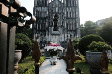 성당, 배경, 조형물, 꽃, 옥외, 사진,이미지,일러스트,캘리그라피 - 뿌쵸작가 크라우드픽 - 저작권 걱정 없는 상업용 이미지