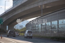 고가도로, 방음벽, 자동차, 승합차, 자가용, 사진,이미지,일러스트,캘리그라피 - 원프로작가 크라우드픽 - 저작권 걱정 없는 상업용 이미지