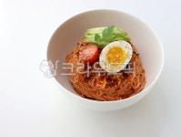 비빔국수, 면요리, 매콤한, 한식, 소면, 사진,이미지,일러스트,캘리그라피 - 밀프레작가 크라우드픽 - 저작권 걱정 없는 상업용 이미지