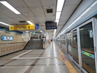 지하철, 역, 범계역, 스크린도어, 계단, 사진,이미지,일러스트,캘리그라피 - Nleeskyjj작가 크라우드픽 - 저작권 걱정 없는 상업용 이미지