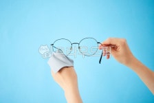 안경, 안경테, 손, 청소, 닦기, 사진,이미지,일러스트,캘리그라피 - 토리네작가 크라우드픽 - 저작권 걱정 없는 상업용 이미지