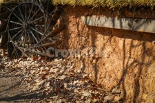 흙담, 옛날집, 물레방아, 낙엽, 황토흙, 사진,이미지,일러스트,캘리그라피 - 피에로의달작가 크라우드픽 - 저작권 걱정 없는 상업용 이미지
