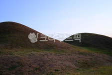 불로고분, 고분, 하늘, 잔디, 언덕, 사진,이미지,일러스트,캘리그라피 - aaqw작가 크라우드픽 - 저작권 걱정 없는 상업용 이미지