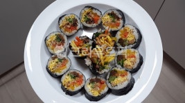 김밥, 야채김밥, 한국요리, 음식, 엄마표김밥, 사진,이미지,일러스트,캘리그라피 - 연두빛사랑찾아작가 크라우드픽 - 저작권 걱정 없는 상업용 이미지