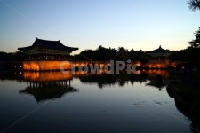 동궁과월지, 야경, 호수, 조명, 하늘, 사진,이미지,일러스트,캘리그라피 - DReD작가 크라우드픽 - 저작권 걱정 없는 상업용 이미지