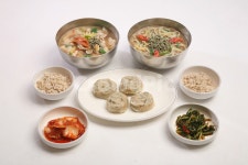 칼국수, 만두, 명동칼국수, 보리밥, 김치, 사진,이미지,일러스트,캘리그라피 - Photo Joo작가 크라우드픽 - 저작권 걱정 없는 상업용 이미지