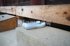 고무신, 흰고무신, 댓돌, 한옥, 툇마루, 사진,이미지,일러스트,캘리그라피 - hys작가 크라우드픽 - 저작권 걱정 없는 상업용 이미지