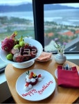 브런치, 접시, 테이블, 해피버스데이, 생일, 사진,이미지,일러스트,캘리그라피 - yoyohelena작가 크라우드픽 - 저작권 걱정 없는 상업용 이미지