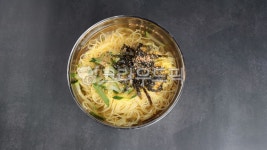 잔치국수, 국수, 맛국수, 치자국수, 음식, 사진,이미지,일러스트,캘리그라피 - 락스피린작가 크라우드픽 - 저작권 걱정 없는 상업용 이미지