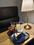 엘제이알커피전등식탁 | 커피, 케잌, 전등, 식탁, 배경, 사진,이미지,일러스트,캘리그라피 - 김동니작가 크라우드픽 - 저작권 걱정 없는 상업용 이미지