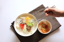 떡국, 떡, 고명, 계란, 고추, 사진,이미지,일러스트,캘리그라피 - wonderlandi작가 크라우드픽 - 저작권 걱정 없는 상업용 이미지