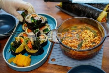 김밥면맛나분식 - 23096 | 김밥, 분식, 라면, 면, 국물, 사진,이미지,일러스트,캘리그라피 - pb이로작가 크라우드픽 - 저작권 걱정 없는 상업용 이미지
